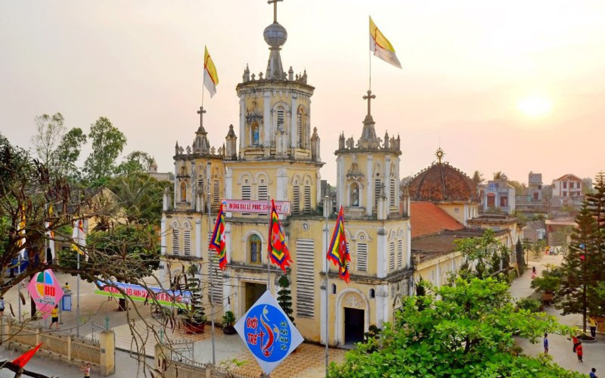 Nhà thờ cổ kính giữa phố biển Sầm Sơn